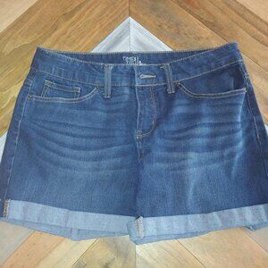 Time and Tru Women’s Denim Shorts Blue Mid Rise Cuffed Hem Casual Summer